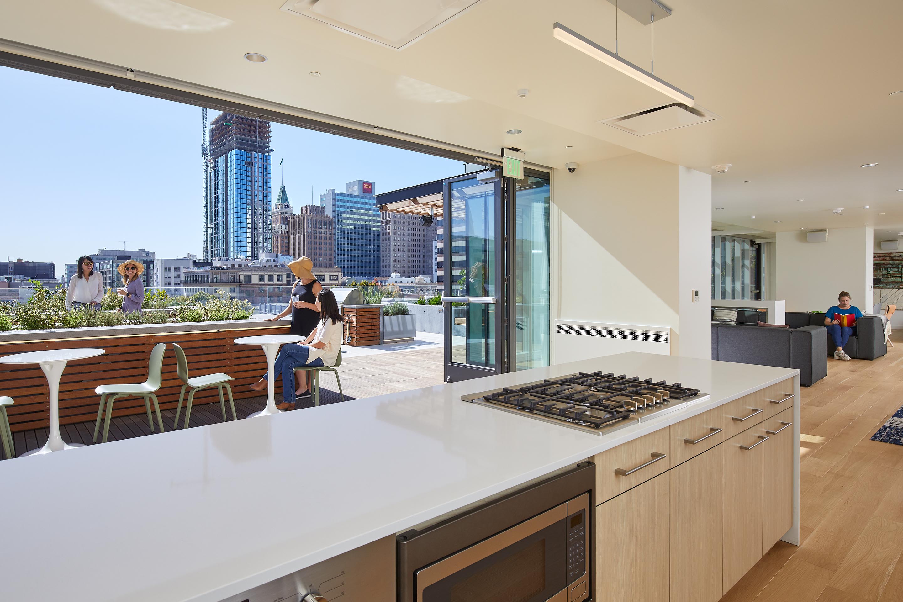 5th floor lounge kitchen | ZO Oakland Apartments